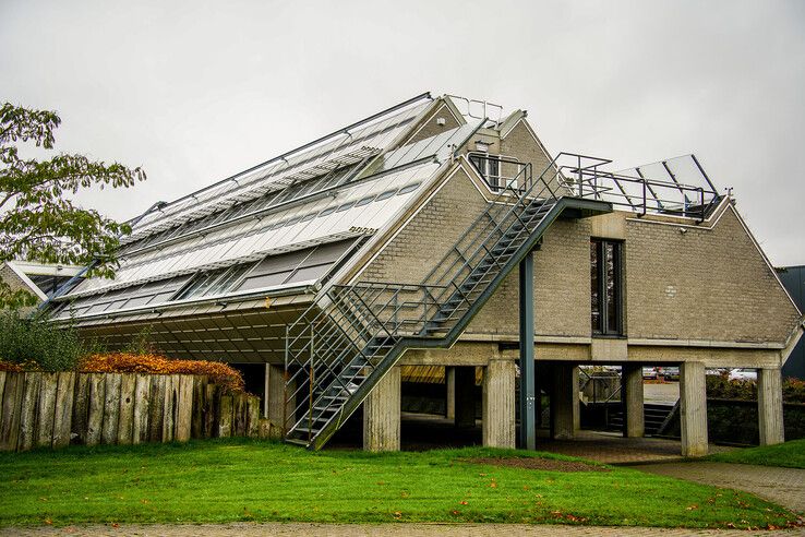 Het gebouw is in 2024 een onderkomen van de Marechaussee. - Foto: Obbe Bakker