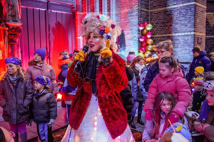 In beeld: Sint en pieten bezoeken Assendorp in het donker - Foto: Obbe Bakker