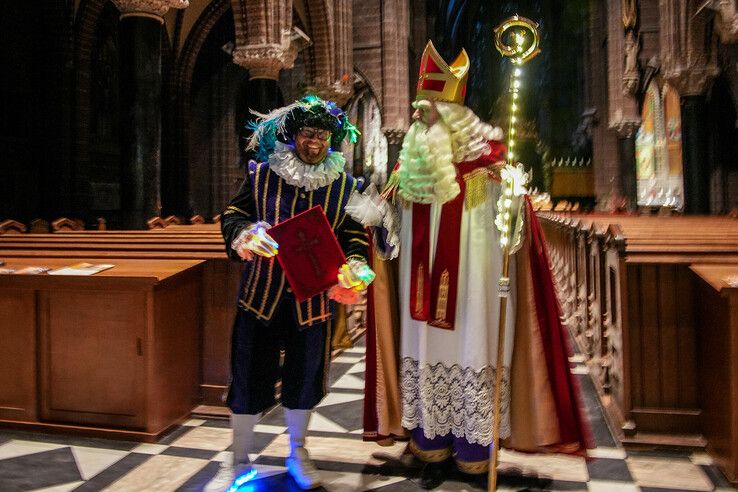 In beeld: Sint en pieten bezoeken Assendorp in het donker - Foto: Obbe Bakker