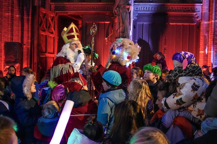 In beeld: Sint en pieten bezoeken Assendorp in het donker - Foto: Obbe Bakker