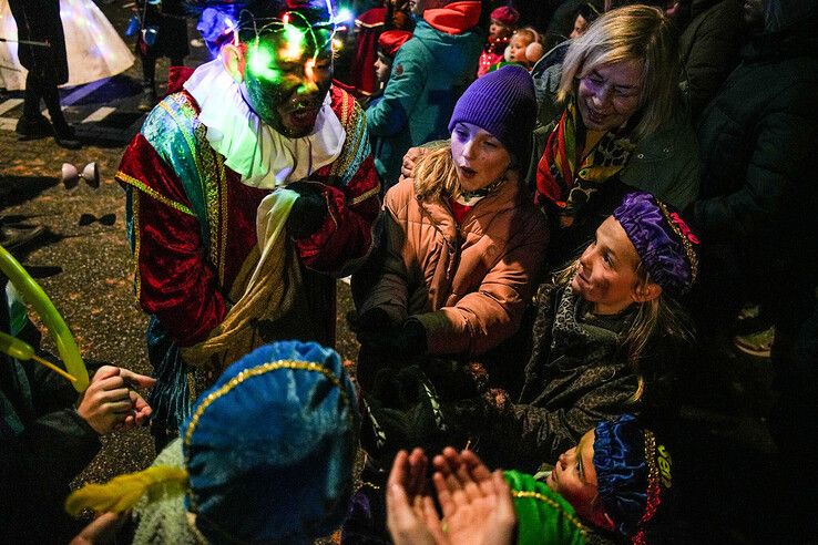 In beeld: Sint en pieten bezoeken Assendorp in het donker - Foto: Obbe Bakker