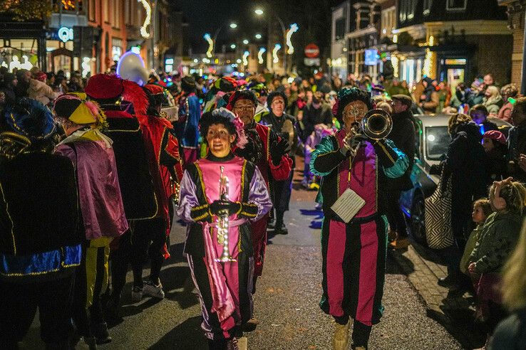 In beeld: Sint en pieten bezoeken Assendorp in het donker - Foto: Obbe Bakker