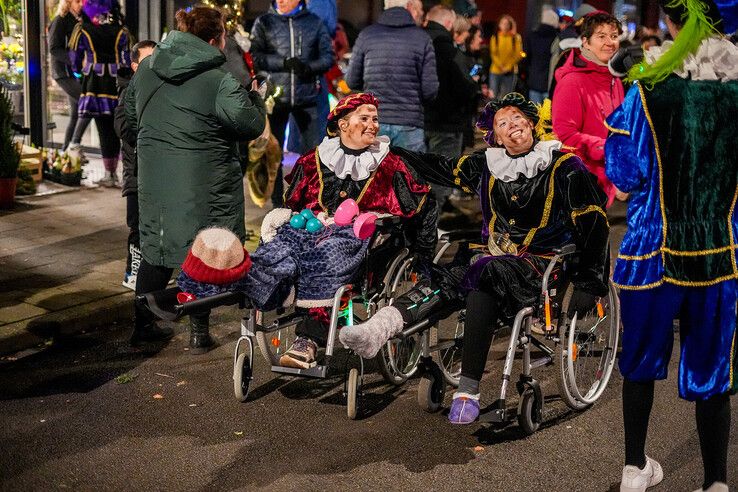 In beeld: Sint en pieten bezoeken Assendorp in het donker - Foto: Obbe Bakker