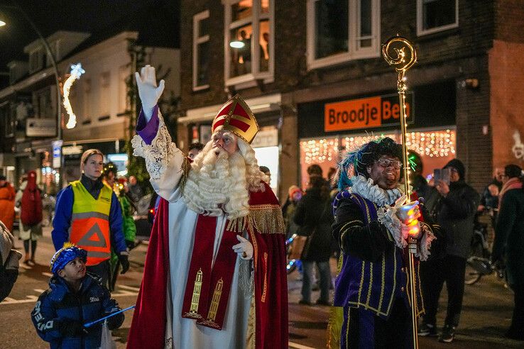 In beeld: Sint en pieten bezoeken Assendorp in het donker - Foto: Obbe Bakker