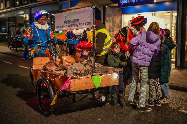 In beeld: Sint en pieten bezoeken Assendorp in het donker - Foto: Obbe Bakker