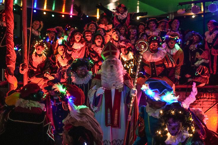 In beeld: Sint en pieten bezoeken Assendorp in het donker - Foto: Obbe Bakker