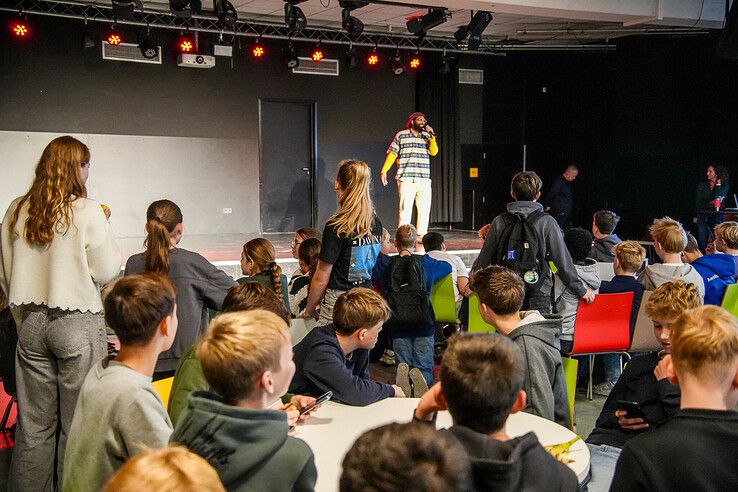 De Fakkelteit trapt de acties voor Serious Request af op de school. - Foto: Obbe Bakker