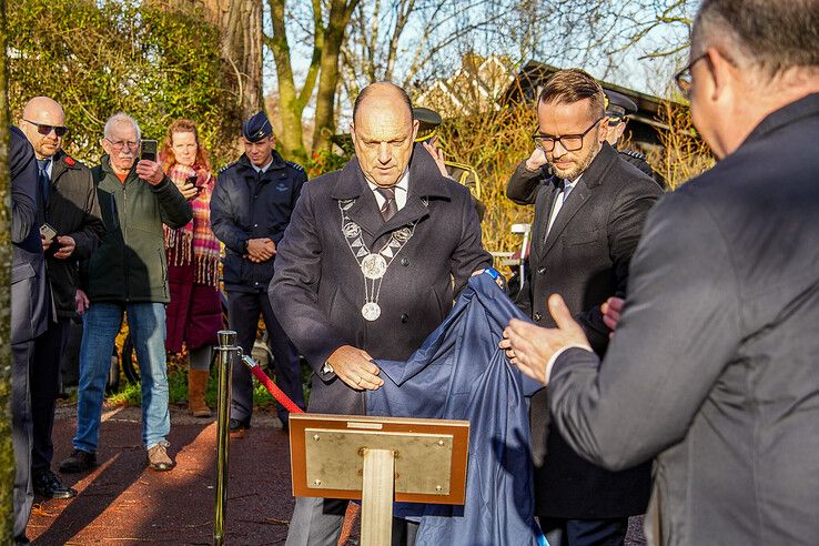 In beeld: Blijvend eerbetoon in Zwolle-Zuid aan jonge piloot die zijn leven gaf voor de vrijheid van Zwolle - Foto: Obbe Bakker