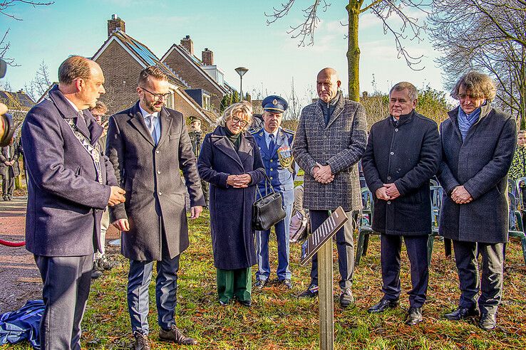 In beeld: Blijvend eerbetoon in Zwolle-Zuid aan jonge piloot die zijn leven gaf voor de vrijheid van Zwolle - Foto: Obbe Bakker