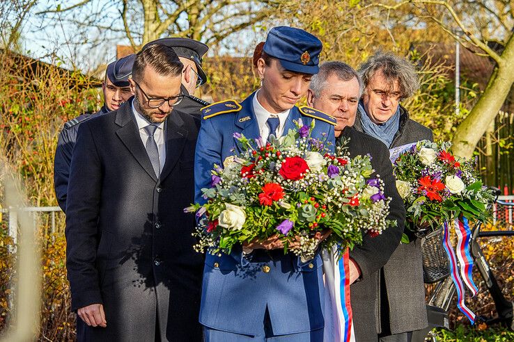 In beeld: Blijvend eerbetoon in Zwolle-Zuid aan jonge piloot die zijn leven gaf voor de vrijheid van Zwolle - Foto: Obbe Bakker