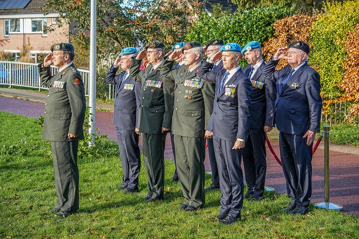 In beeld: Blijvend eerbetoon in Zwolle-Zuid aan jonge piloot die zijn leven gaf voor de vrijheid van Zwolle - Foto: Obbe Bakker