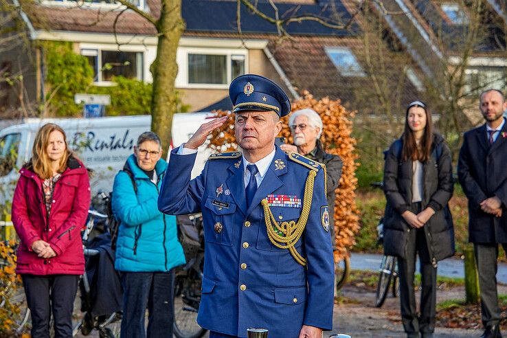 In beeld: Blijvend eerbetoon in Zwolle-Zuid aan jonge piloot die zijn leven gaf voor de vrijheid van Zwolle - Foto: Obbe Bakker