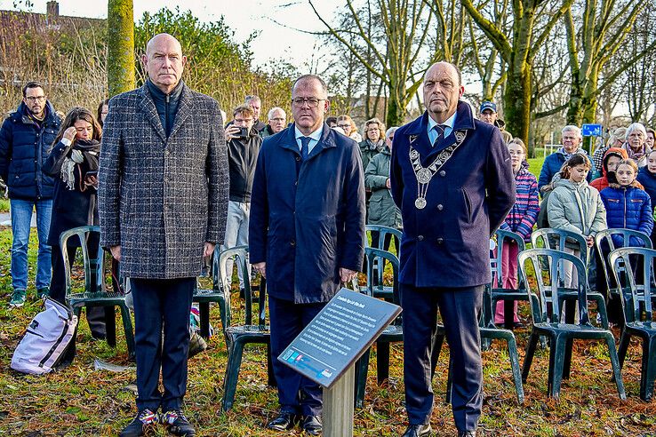 In beeld: Blijvend eerbetoon in Zwolle-Zuid aan jonge piloot die zijn leven gaf voor de vrijheid van Zwolle - Foto: Obbe Bakker