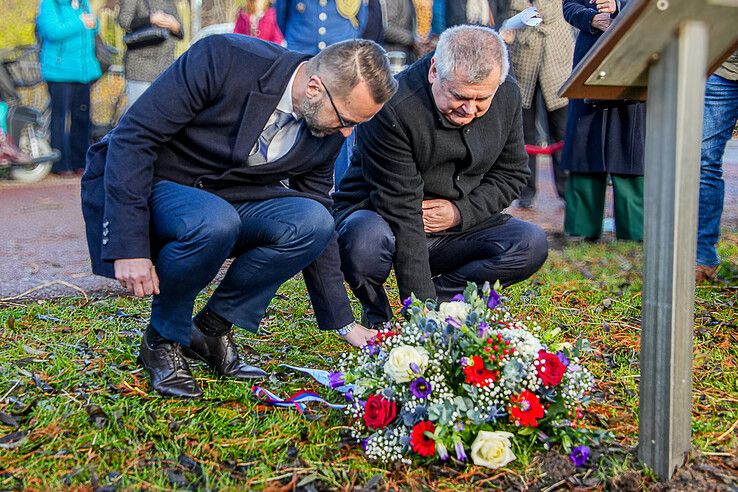 In beeld: Blijvend eerbetoon in Zwolle-Zuid aan jonge piloot die zijn leven gaf voor de vrijheid van Zwolle - Foto: Obbe Bakker