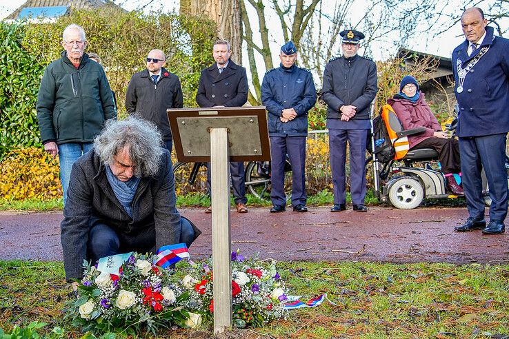 In beeld: Blijvend eerbetoon in Zwolle-Zuid aan jonge piloot die zijn leven gaf voor de vrijheid van Zwolle - Foto: Obbe Bakker