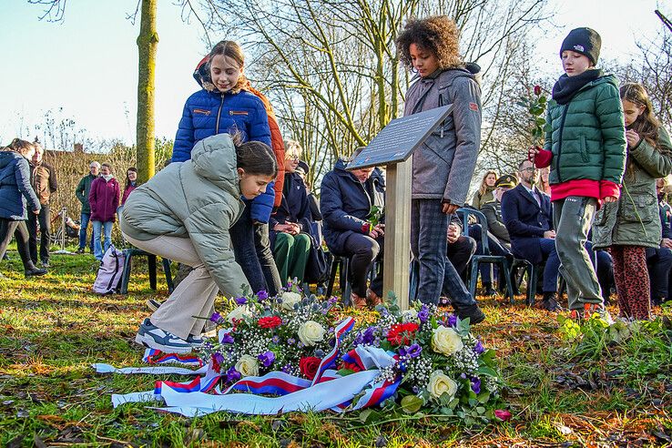 In beeld: Blijvend eerbetoon in Zwolle-Zuid aan jonge piloot die zijn leven gaf voor de vrijheid van Zwolle - Foto: Obbe Bakker