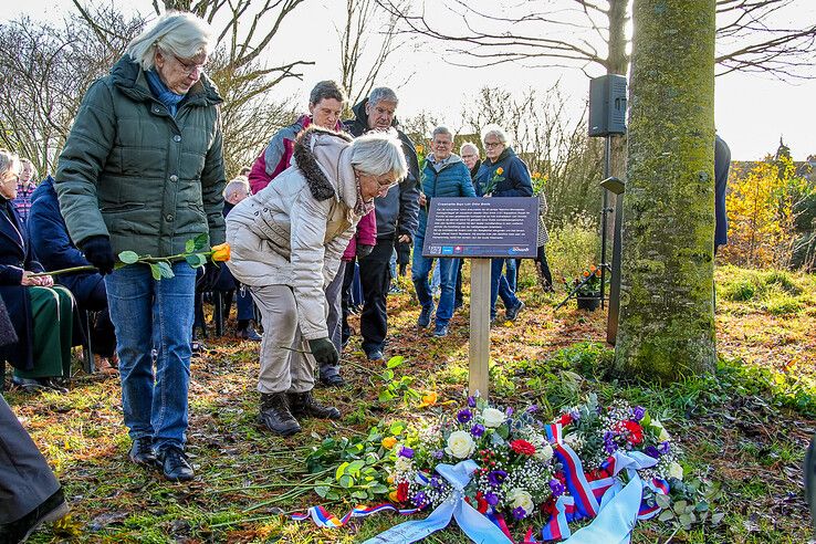 In beeld: Blijvend eerbetoon in Zwolle-Zuid aan jonge piloot die zijn leven gaf voor de vrijheid van Zwolle - Foto: Obbe Bakker