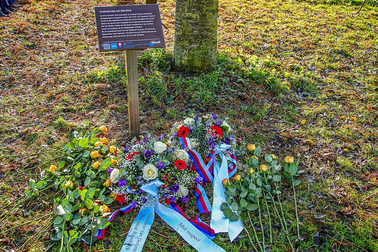 In beeld: Blijvend eerbetoon in Zwolle-Zuid aan jonge piloot die zijn leven gaf voor de vrijheid van Zwolle - Foto: Obbe Bakker