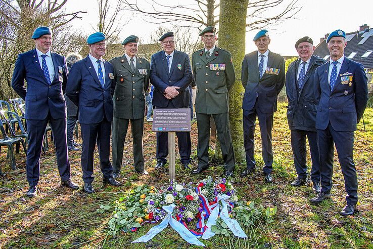 In beeld: Blijvend eerbetoon in Zwolle-Zuid aan jonge piloot die zijn leven gaf voor de vrijheid van Zwolle - Foto: Obbe Bakker