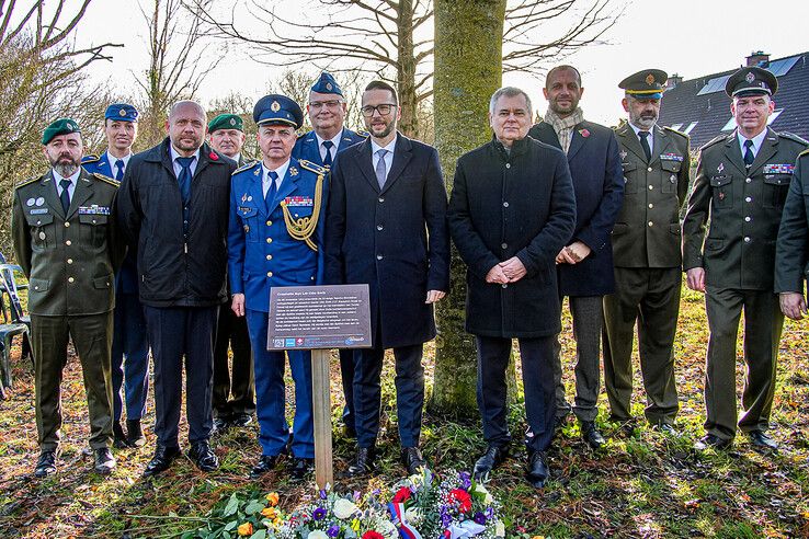 In beeld: Blijvend eerbetoon in Zwolle-Zuid aan jonge piloot die zijn leven gaf voor de vrijheid van Zwolle - Foto: Obbe Bakker