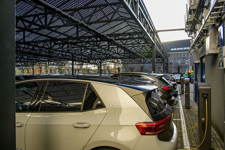 In beeld: 680 zonnepanelen zorgen voor stroom in kantoor en op 22 laadplekken voor elektrische auto’s in Assendorp - Foto: Obbe Bakker