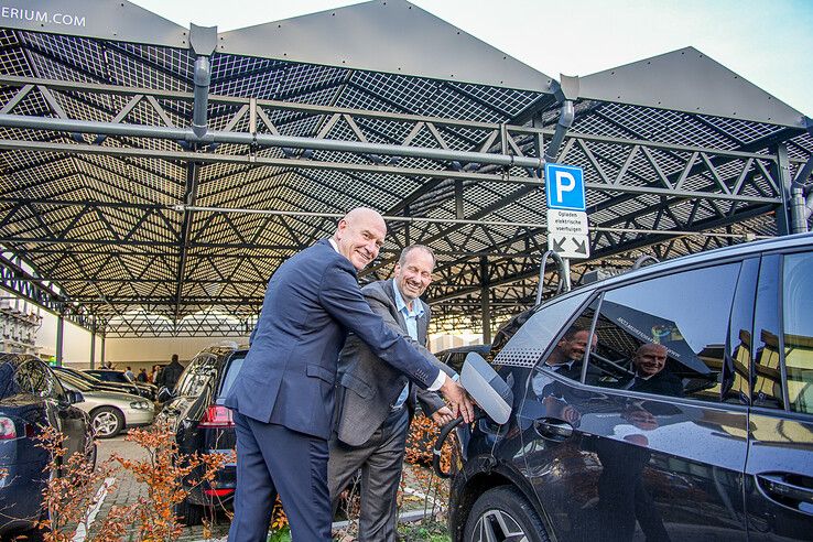 In beeld: 680 zonnepanelen zorgen voor stroom in kantoor en op 22 laadplekken voor elektrische auto’s in Assendorp - Foto: Obbe Bakker