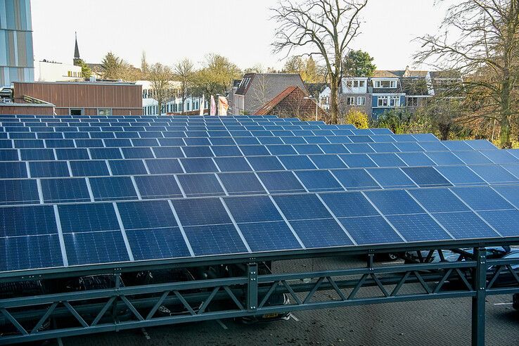 In beeld: 680 zonnepanelen zorgen voor stroom in kantoor en op 22 laadplekken voor elektrische auto’s in Assendorp - Foto: Obbe Bakker