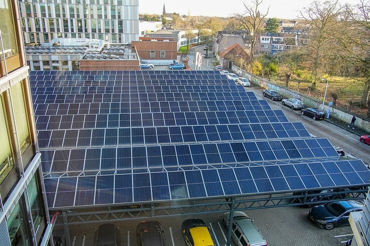 In beeld: 680 zonnepanelen zorgen voor stroom in kantoor en op 22 laadplekken voor elektrische auto’s in Assendorp - Foto: Obbe Bakker