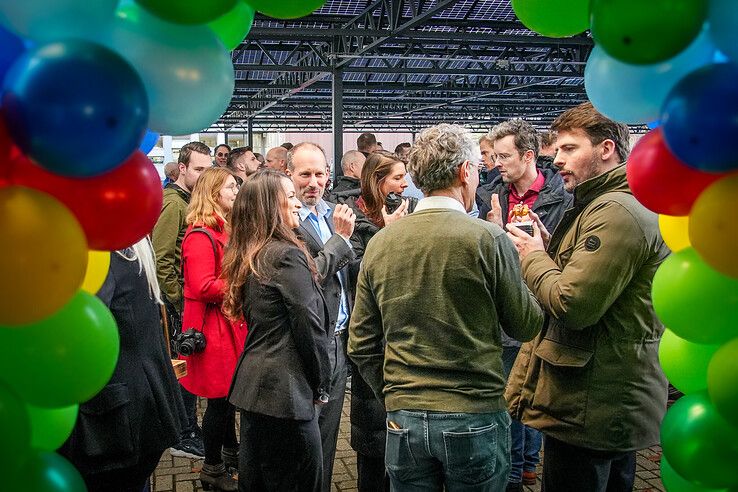 In beeld: 680 zonnepanelen zorgen voor stroom in kantoor en op 22 laadplekken voor elektrische auto’s in Assendorp - Foto: Obbe Bakker