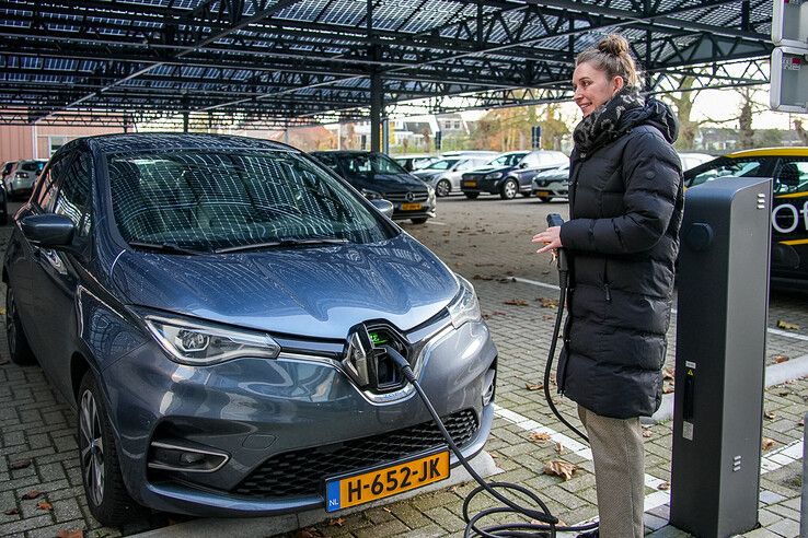 In beeld: 680 zonnepanelen zorgen voor stroom in kantoor en op 22 laadplekken voor elektrische auto’s in Assendorp - Foto: Obbe Bakker