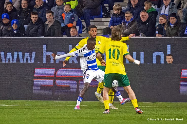 In beeld: PEC Zwolle wint van Fortuna Sittard, gedragen shirts naar veiling voor Serious Request - Foto: Hans Smit