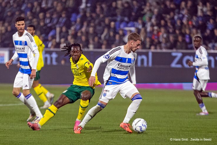 In beeld: PEC Zwolle wint van Fortuna Sittard, gedragen shirts naar veiling voor Serious Request - Foto: Hans Smit