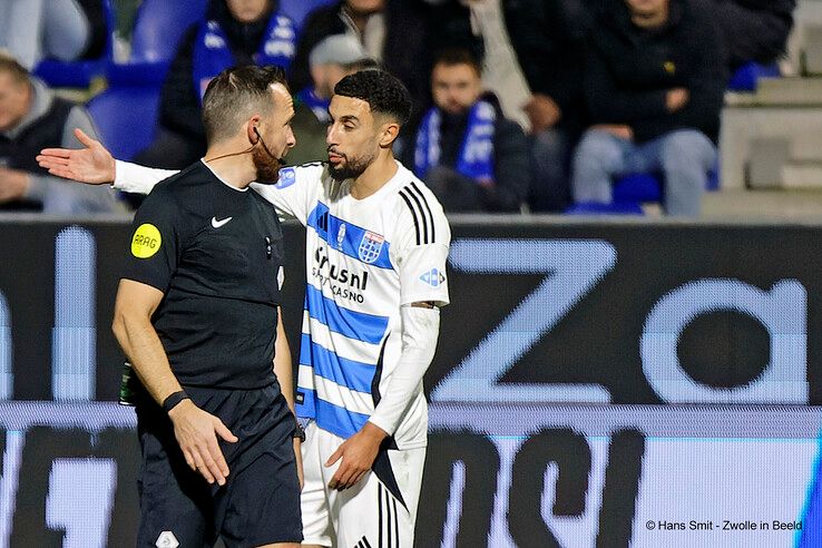 In beeld: PEC Zwolle wint van Fortuna Sittard, gedragen shirts naar veiling voor Serious Request - Foto: Hans Smit