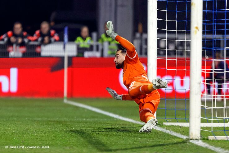 In beeld: PEC Zwolle wint van Fortuna Sittard, gedragen shirts naar veiling voor Serious Request - Foto: Hans Smit