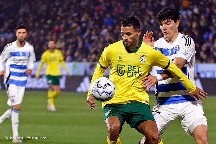 In beeld: PEC Zwolle wint van Fortuna Sittard, gedragen shirts naar veiling voor Serious Request - Foto: Hans Smit