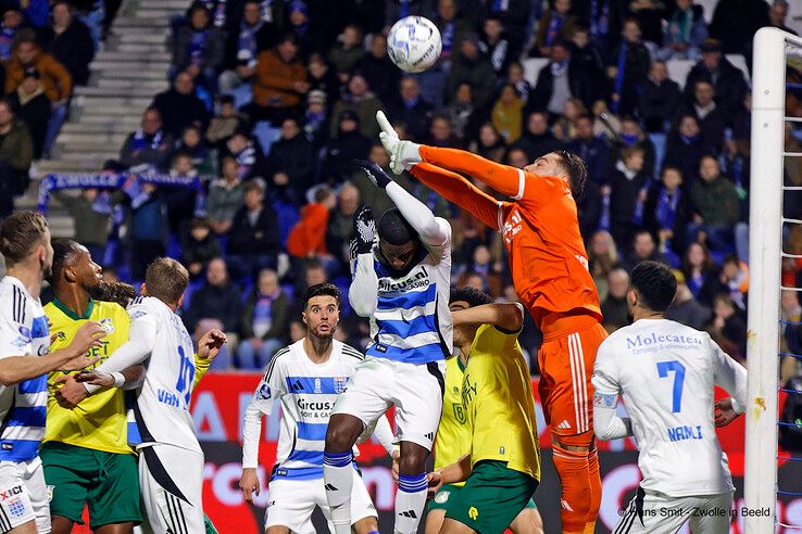 In beeld: PEC Zwolle wint van Fortuna Sittard, gedragen shirts naar veiling voor Serious Request - Foto: Hans Smit