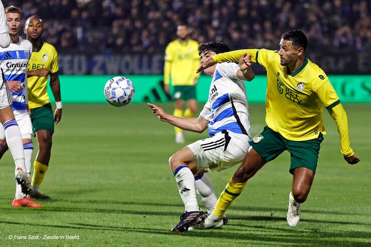 In beeld: PEC Zwolle wint van Fortuna Sittard, gedragen shirts naar veiling voor Serious Request - Foto: Hans Smit