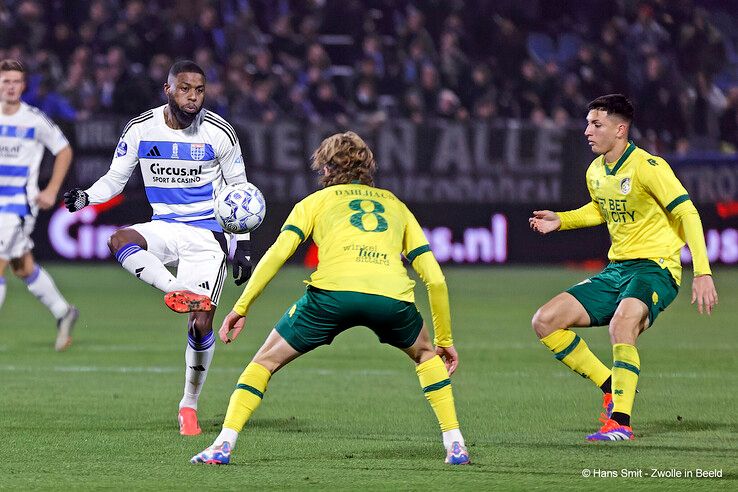 In beeld: PEC Zwolle wint van Fortuna Sittard, gedragen shirts naar veiling voor Serious Request - Foto: Hans Smit