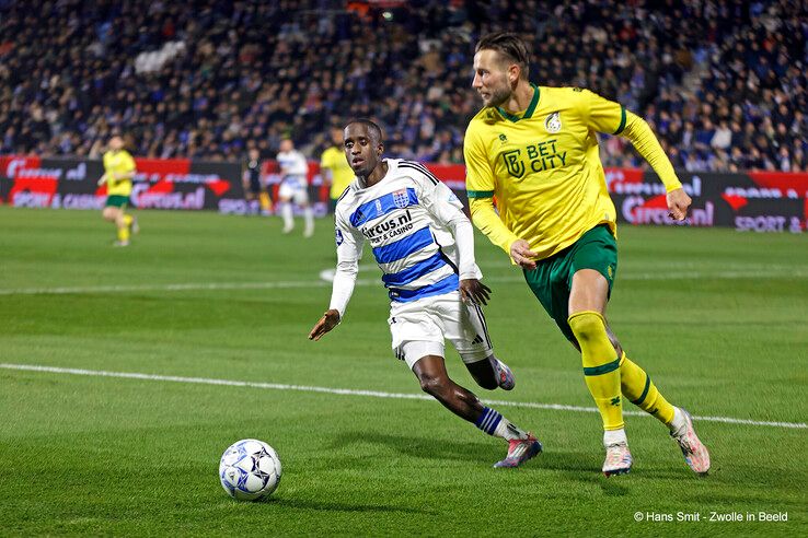 In beeld: PEC Zwolle wint van Fortuna Sittard, gedragen shirts naar veiling voor Serious Request - Foto: Hans Smit