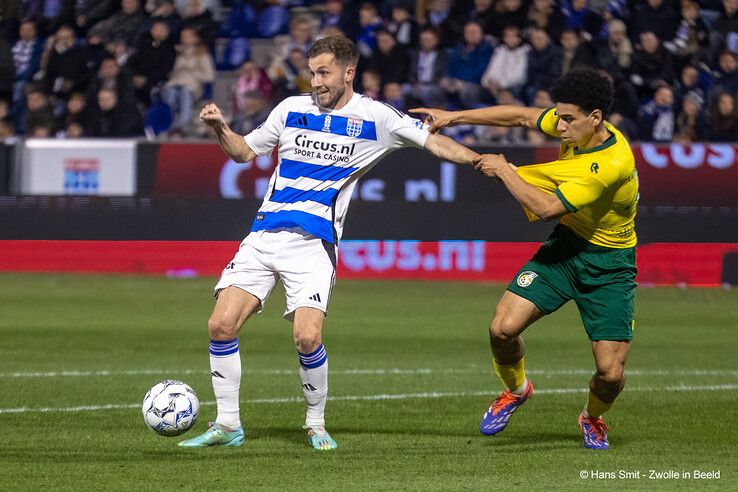 In beeld: PEC Zwolle wint van Fortuna Sittard, gedragen shirts naar veiling voor Serious Request - Foto: Hans Smit