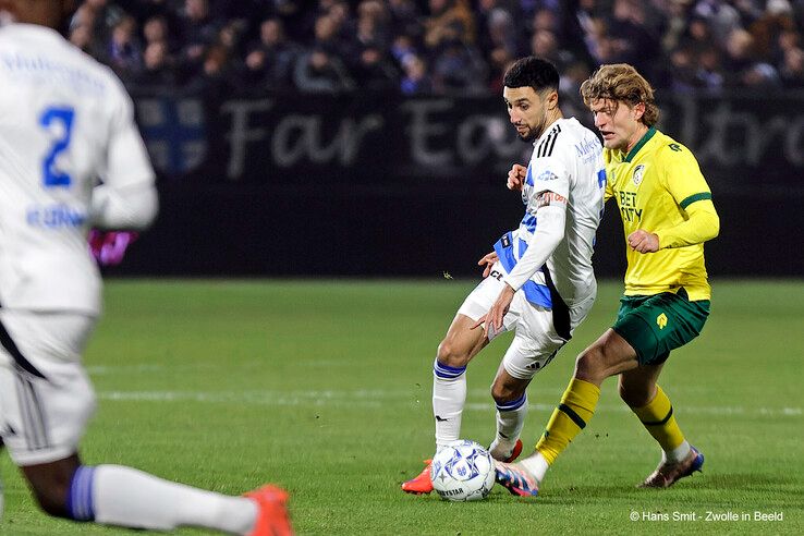 In beeld: PEC Zwolle wint van Fortuna Sittard, gedragen shirts naar veiling voor Serious Request - Foto: Hans Smit