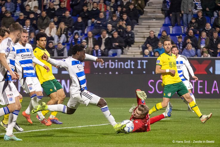 In beeld: PEC Zwolle wint van Fortuna Sittard, gedragen shirts naar veiling voor Serious Request - Foto: Hans Smit