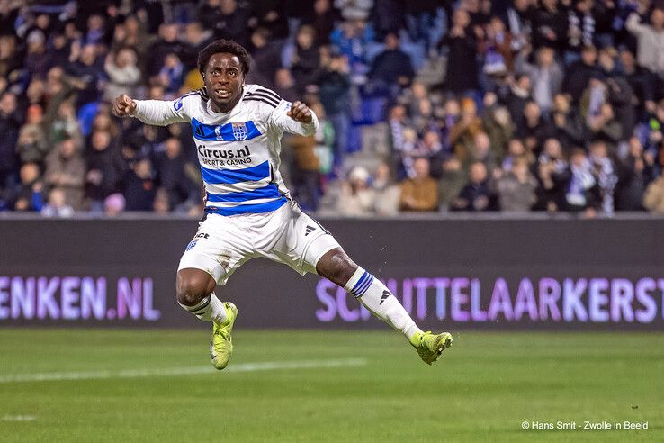 In beeld: PEC Zwolle wint van Fortuna Sittard, gedragen shirts naar veiling voor Serious Request - Foto: Hans Smit