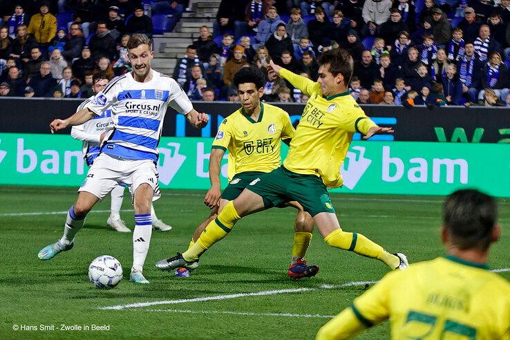 In beeld: PEC Zwolle wint van Fortuna Sittard, gedragen shirts naar veiling voor Serious Request - Foto: Hans Smit