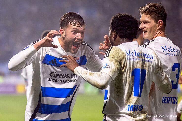 In beeld: PEC Zwolle wint van Fortuna Sittard, gedragen shirts naar veiling voor Serious Request - Foto: Hans Smit