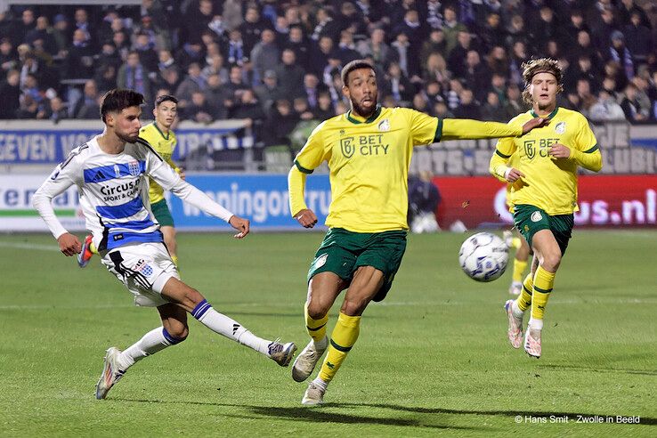 In beeld: PEC Zwolle wint van Fortuna Sittard, gedragen shirts naar veiling voor Serious Request - Foto: Hans Smit