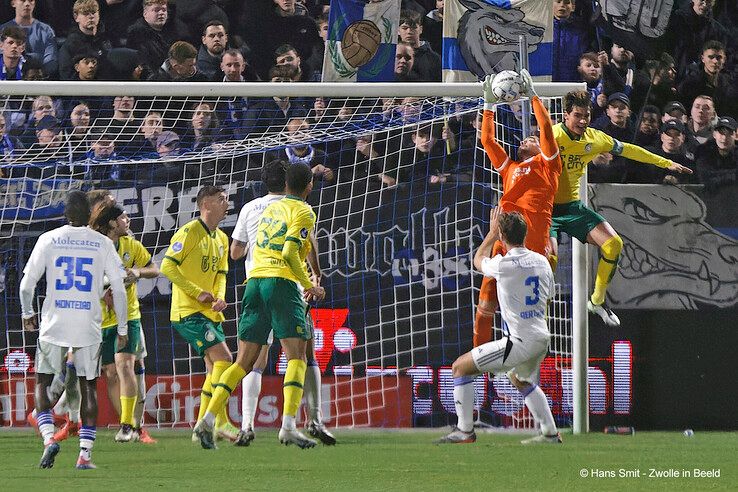 In beeld: PEC Zwolle wint van Fortuna Sittard, gedragen shirts naar veiling voor Serious Request - Foto: Hans Smit