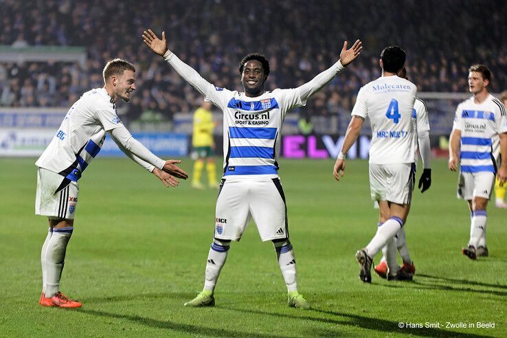 In beeld: PEC Zwolle wint van Fortuna Sittard, gedragen shirts naar veiling voor Serious Request - Foto: Hans Smit