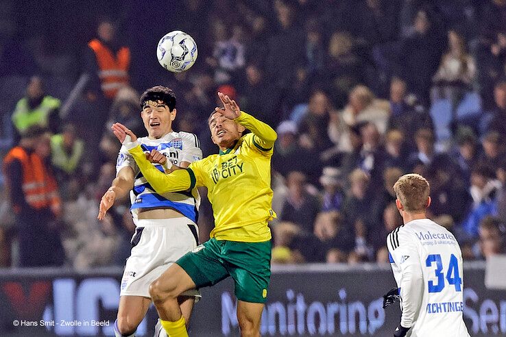 In beeld: PEC Zwolle wint van Fortuna Sittard, gedragen shirts naar veiling voor Serious Request - Foto: Hans Smit