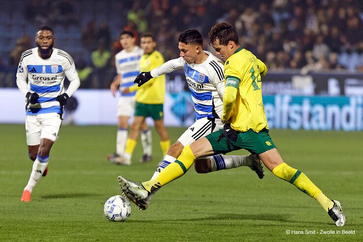 In beeld: PEC Zwolle wint van Fortuna Sittard, gedragen shirts naar veiling voor Serious Request - Foto: Hans Smit